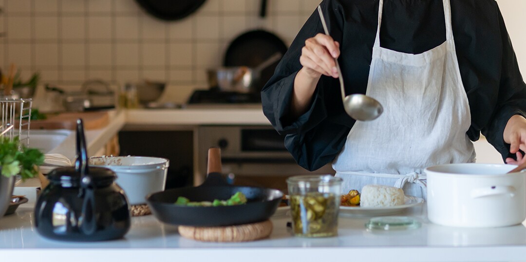 家で料理をする女性